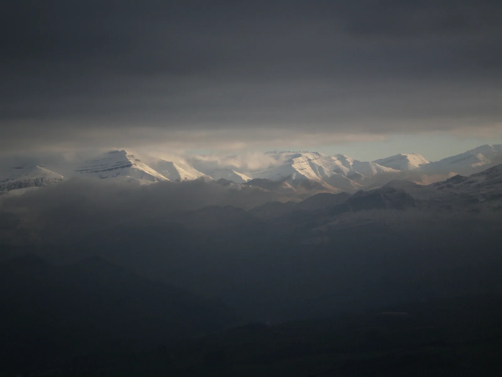 Los montes pasiegos nevados desde Peña Cabarga