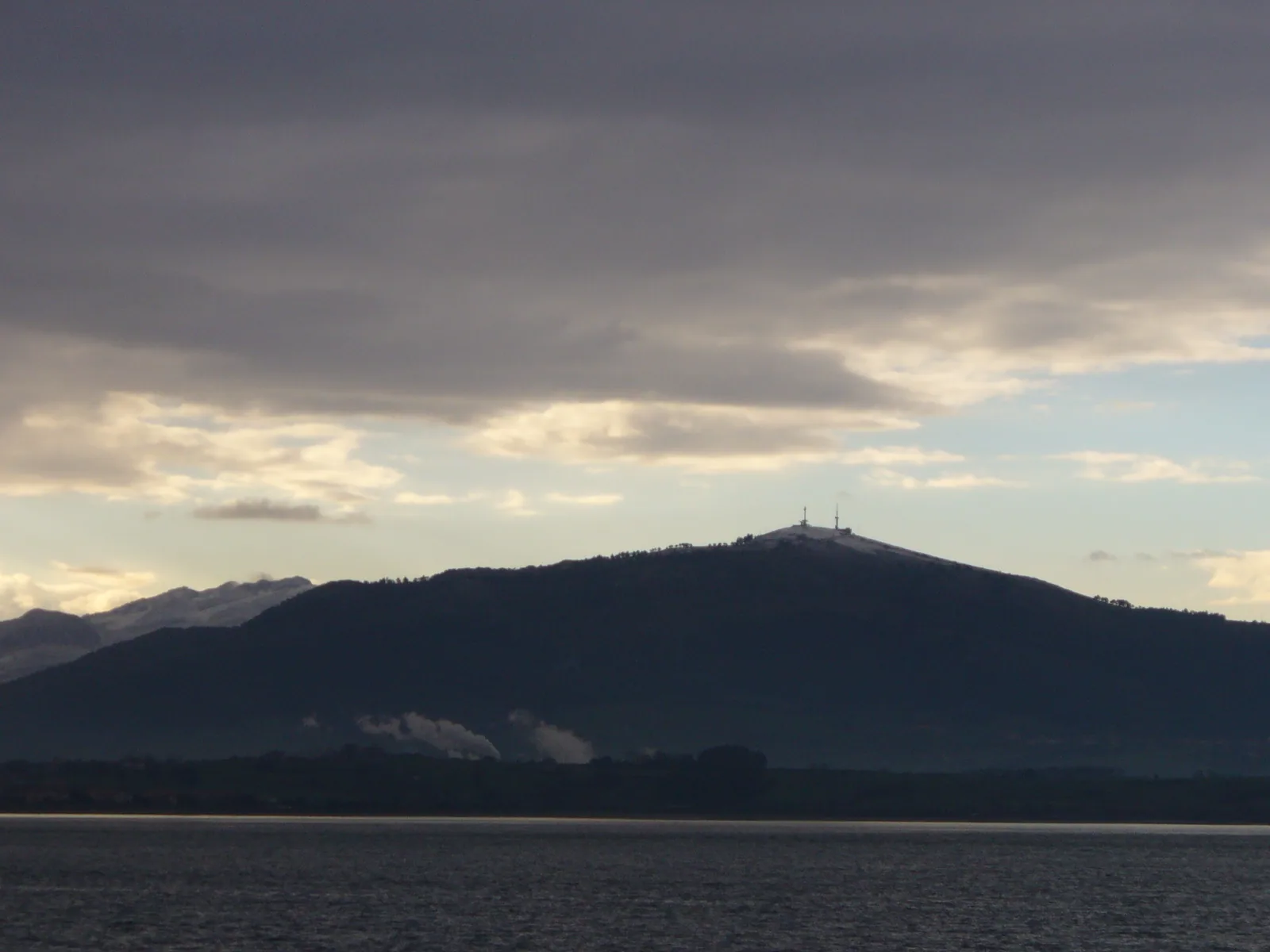 La silueta de Peña Cabarga sobre la bahía