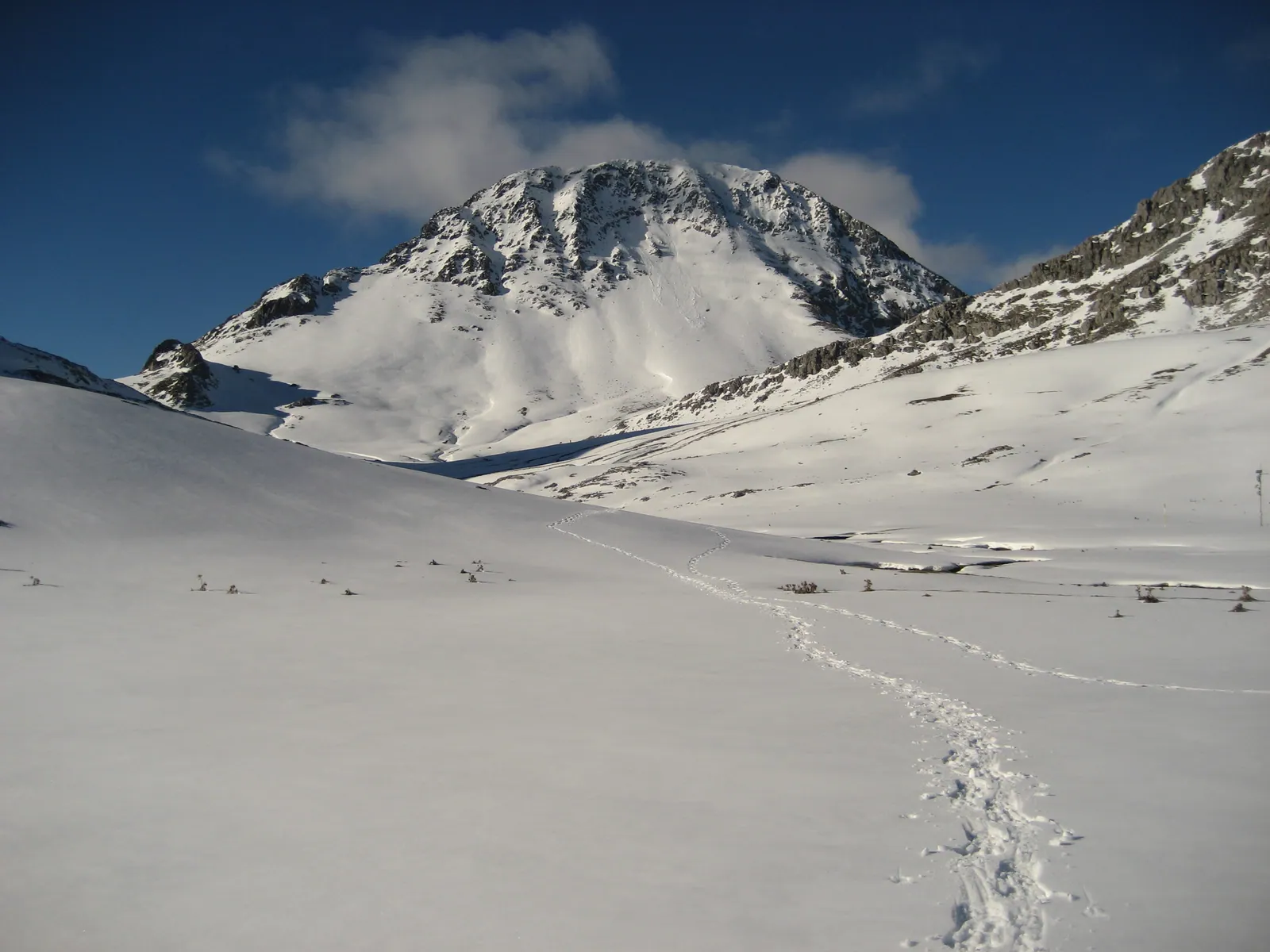 Peña Ubiña con nieve desde los pastos del Meicín, con huellas de la ruta invernal