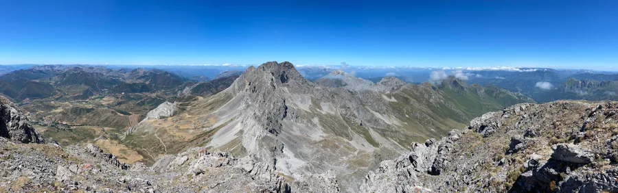 Panorámica desde Peña Ubiña hacia la Cordillera Cantábrica