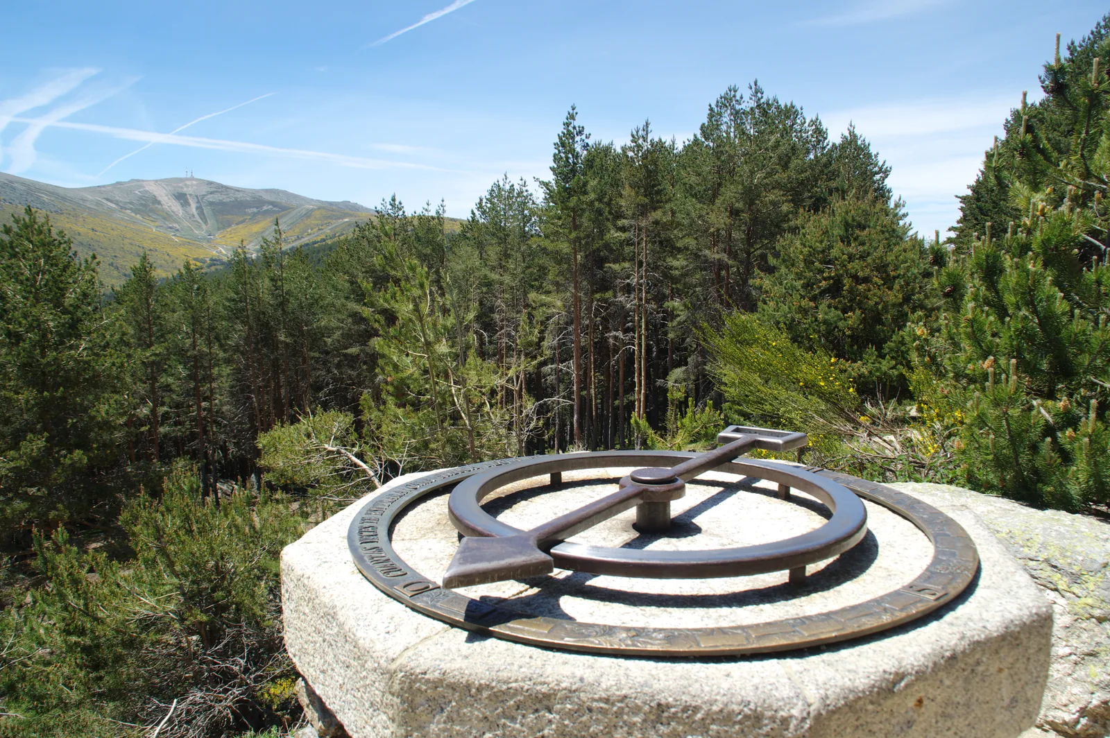 Mesa de orientación en un mirador del camino a Peñalara