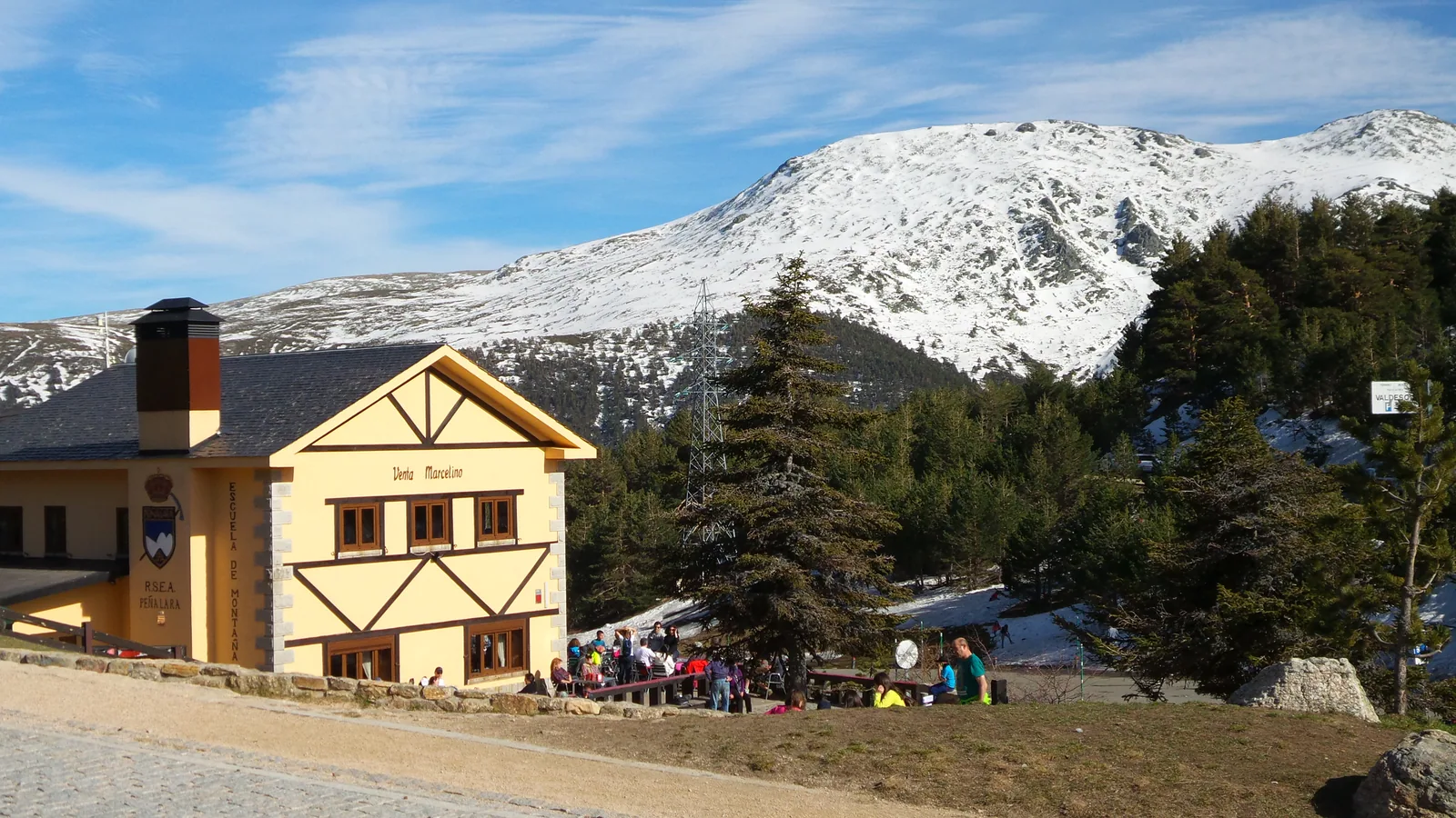 El puerto de Cotos con las laderas de Peñalara nevadas