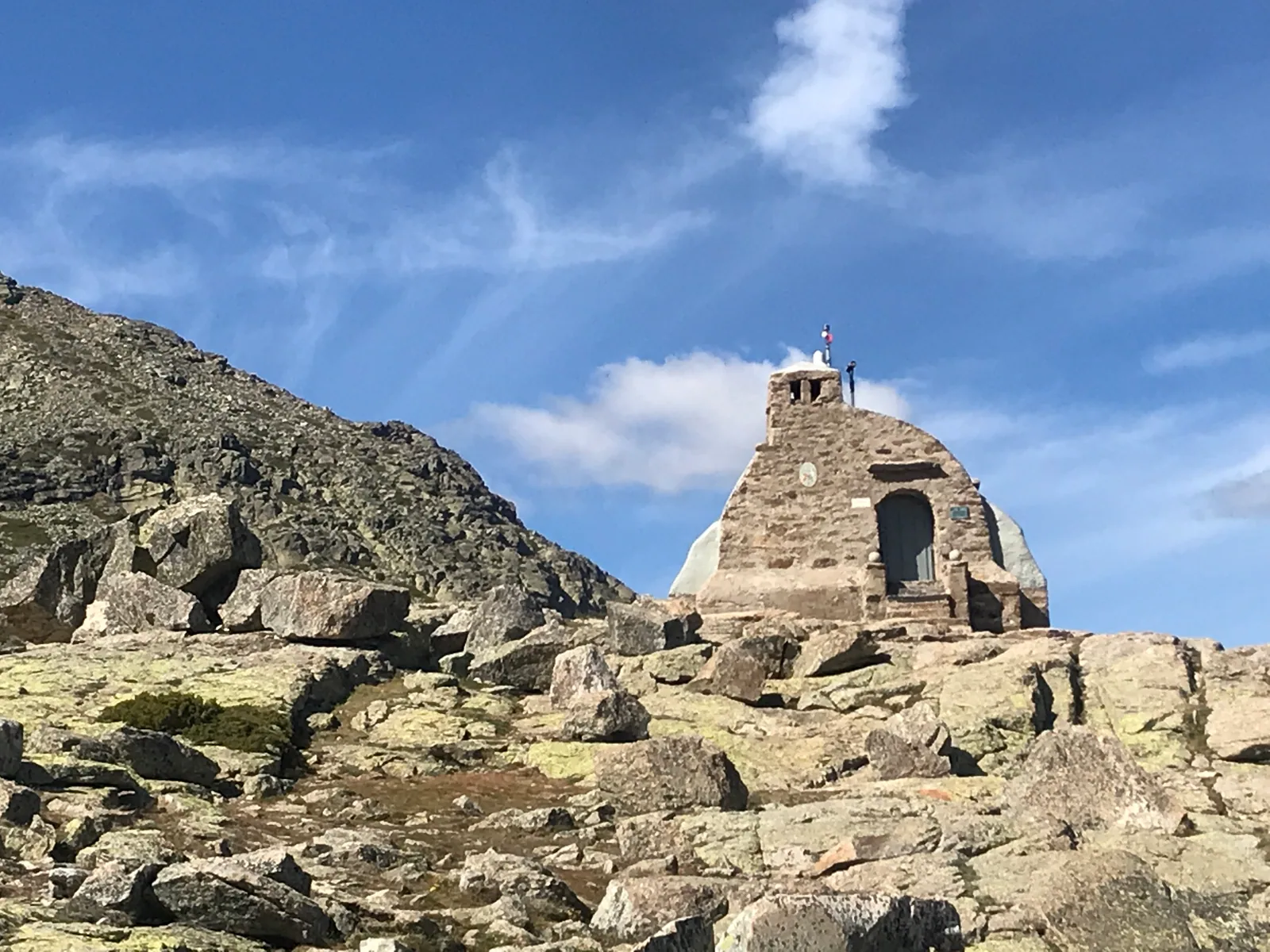 El refugio Zabala, junto a la laguna Grande de Peñalara