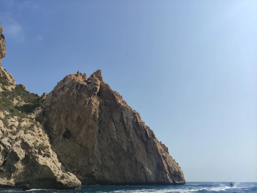 El Penyal d'Ifac emergiendo del Mediterráneo, Calp, Alicante