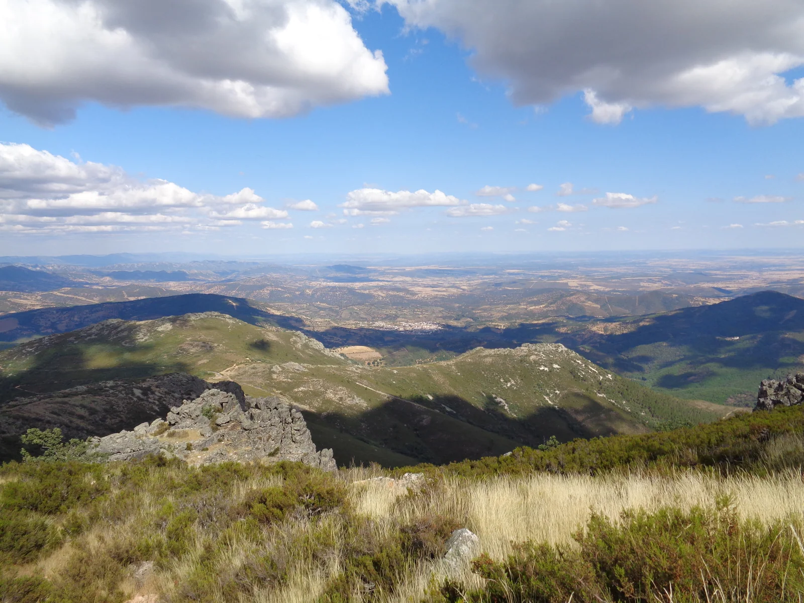 Base militar en la cumbre del Pico Villuercas, hito de llegada de la ruta