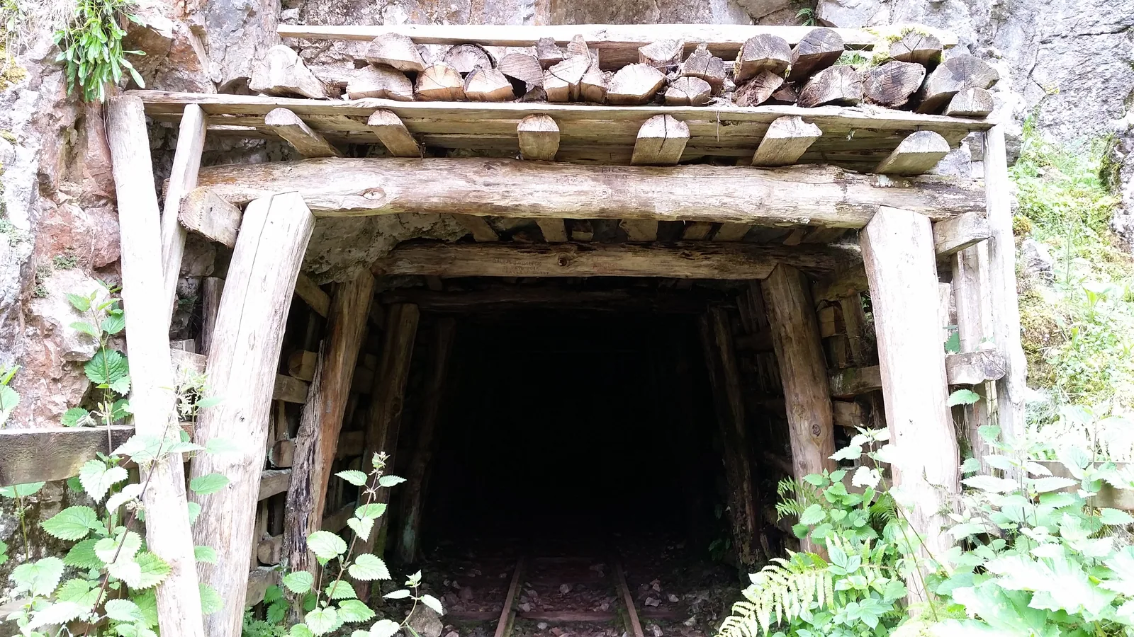 Boca de entrada de las minas de Buferrera, junto a los lagos