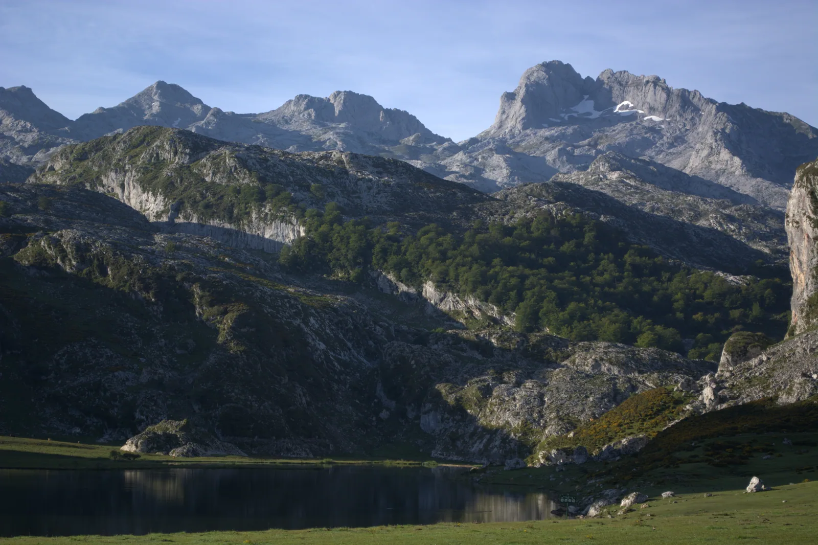 El lago de la Ercina con las cumbres de los Picos de Europa al fondo