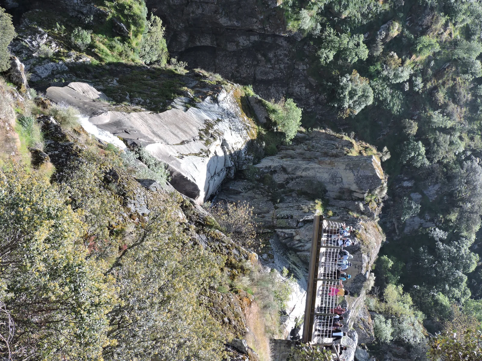 El mirador asomado a la cascada del Pozo de los Humos desde Masueco