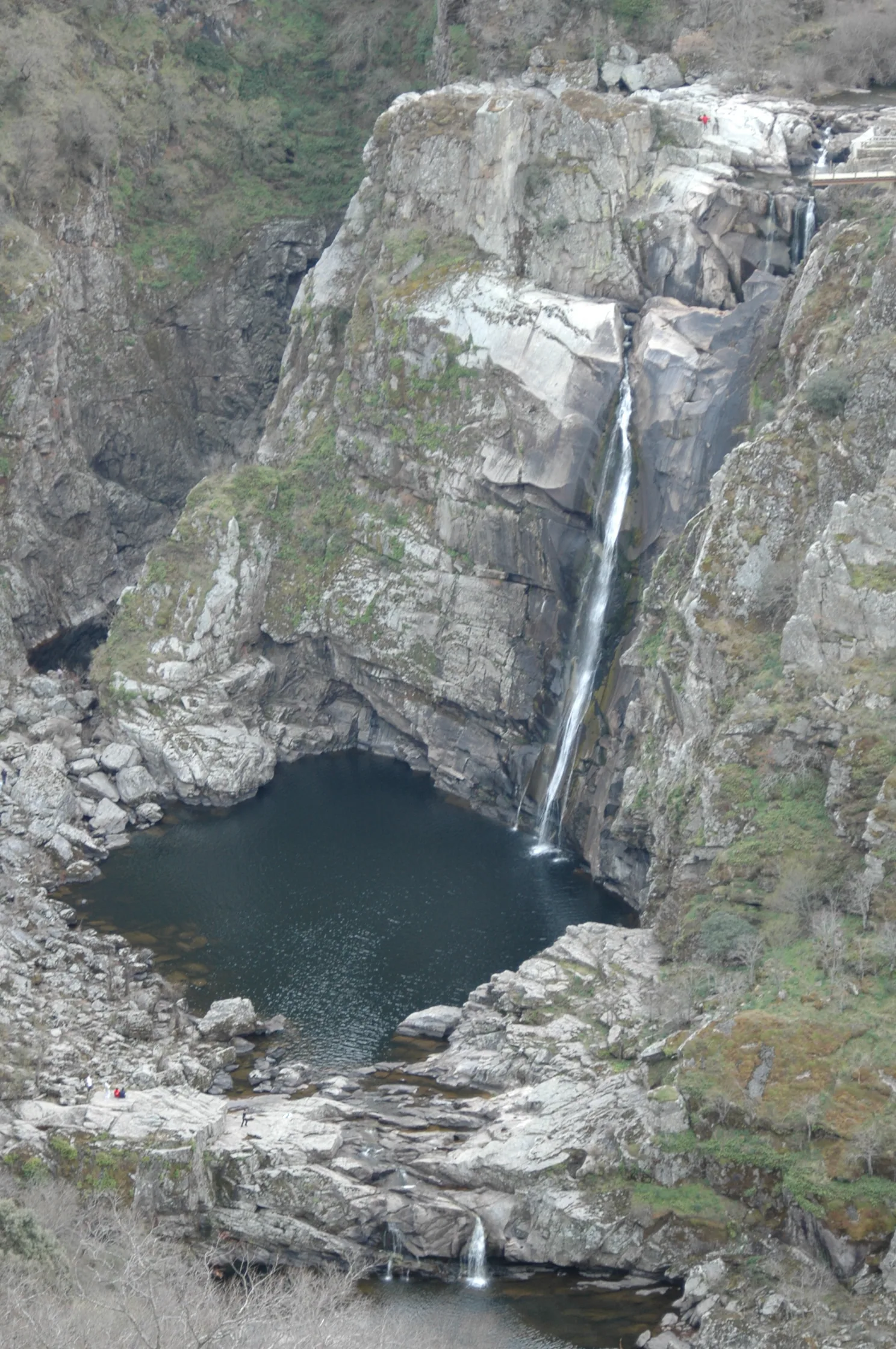 Salto vertical del Pozo de los Humos con caudal desde la vertiente de Pereña