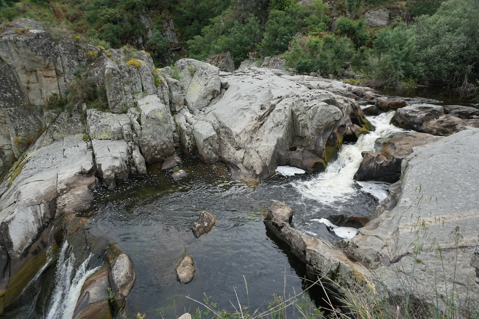 La cascada y el entorno rocoso del Parque Natural de Arribes del Duero