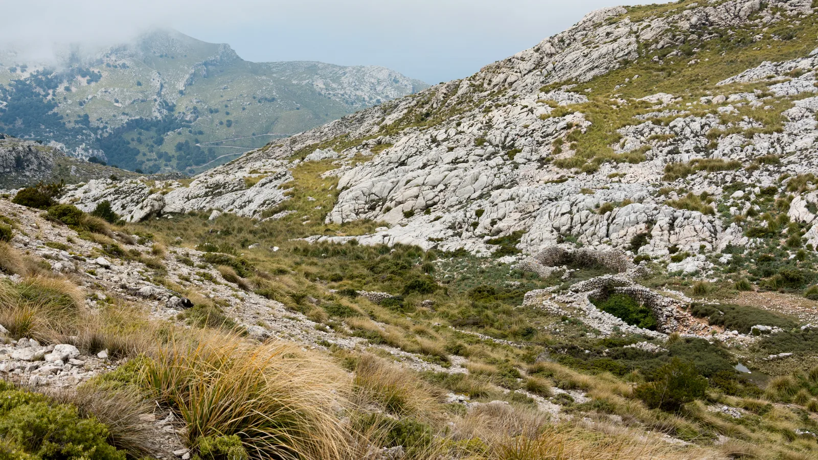 Restos de una casa de nieve cerca de la cumbre del Massanella