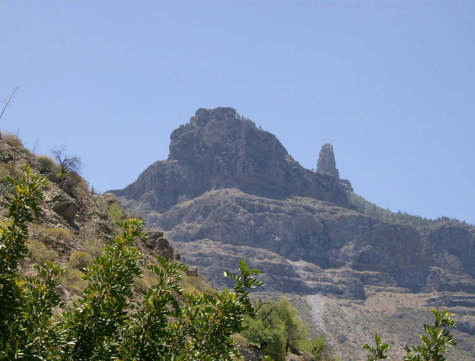 Roque Nublo en contrapicado desde Tejeda
