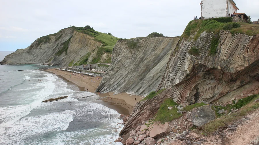 Acantilados de flysch de Itzurun en el Geoparque de la Costa Vasca