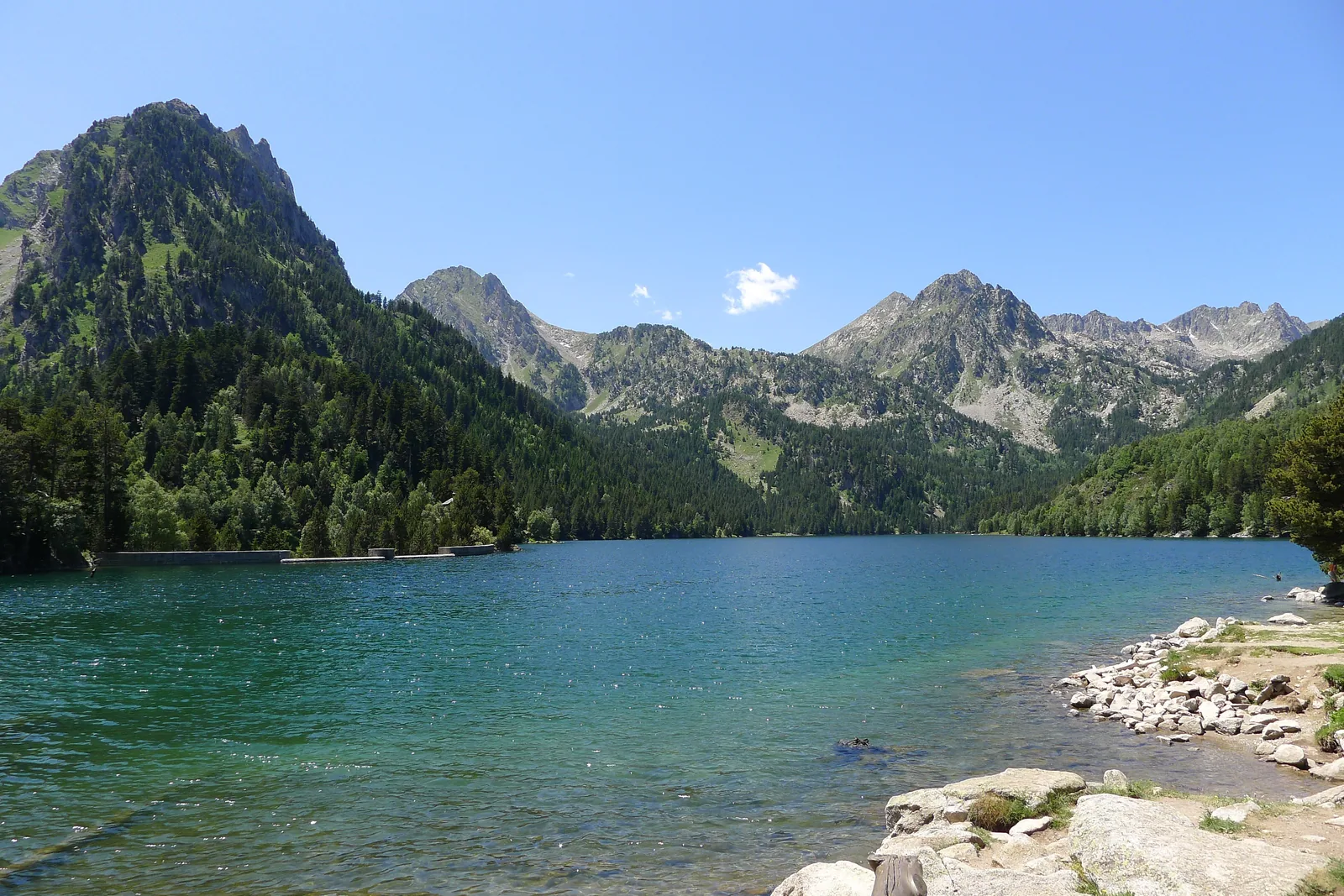 El estany de Sant Maurici entre montañas, en Aigüestortes
