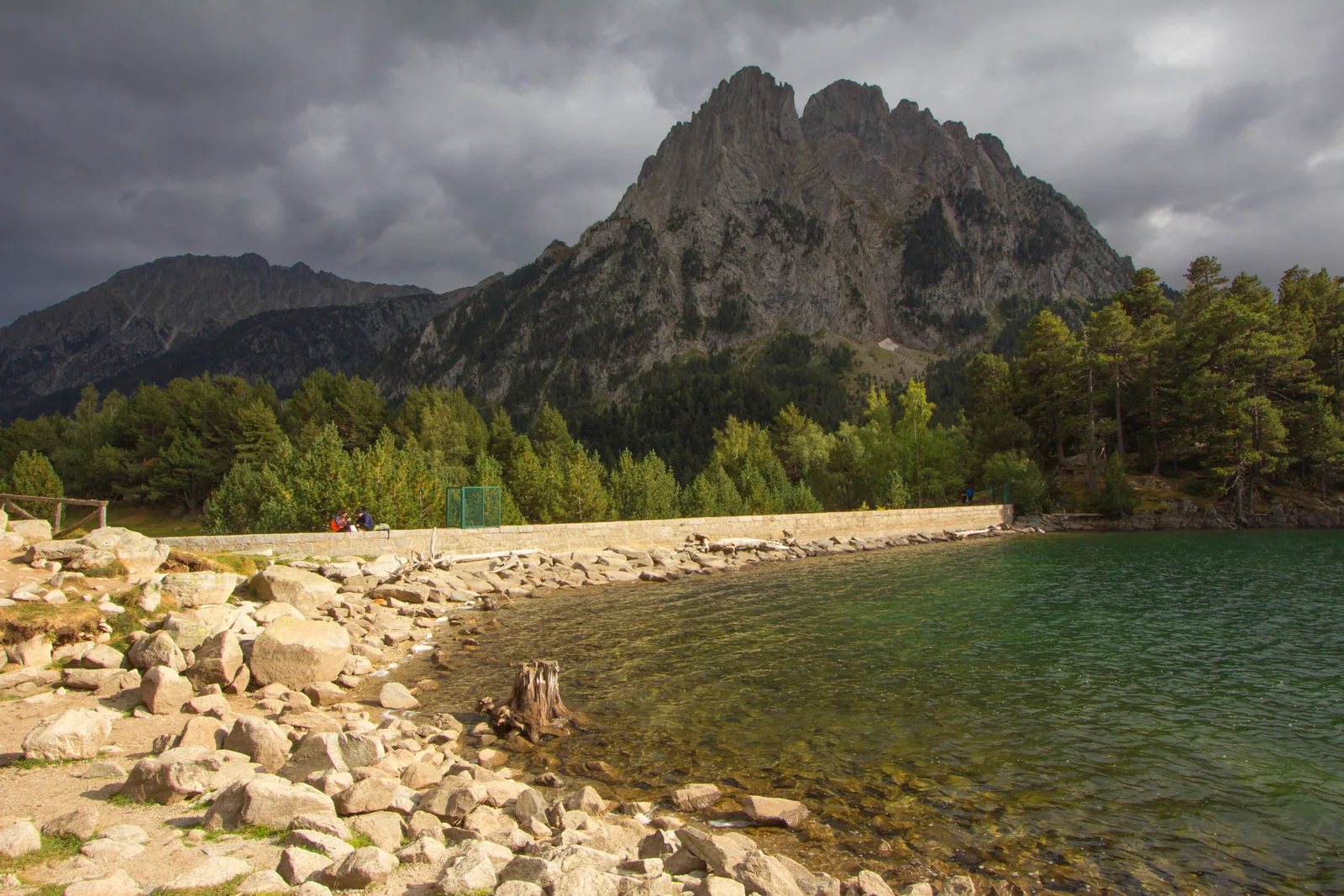 Presa oriental del estany de Sant Maurici con Els Encantats al fondo