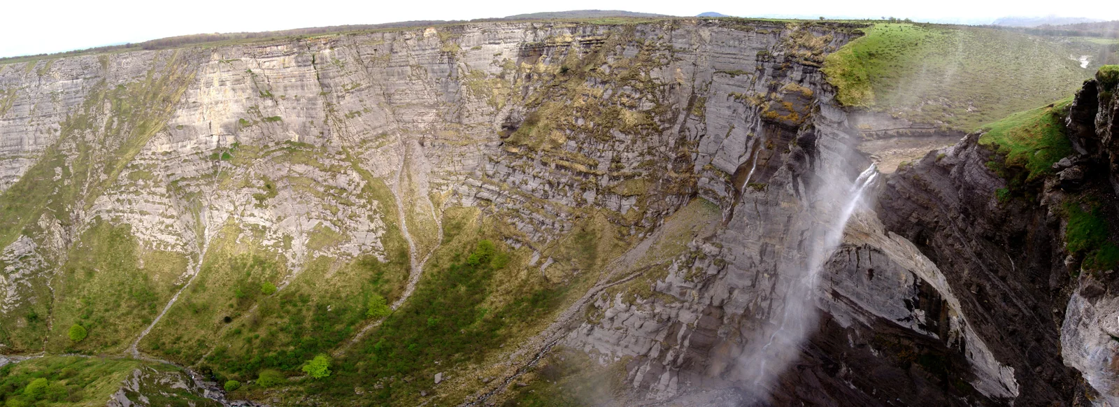 Panorámica del Salto del Nervión y el cortado en la frontera entre Álava y Burgos