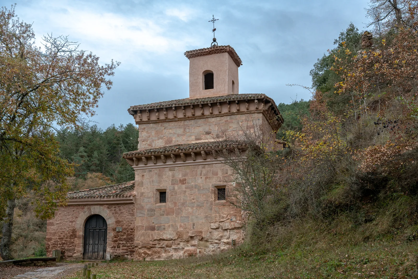 Monasterio de San Millán de Suso, en la ladera sobre San Millán de la Cogolla