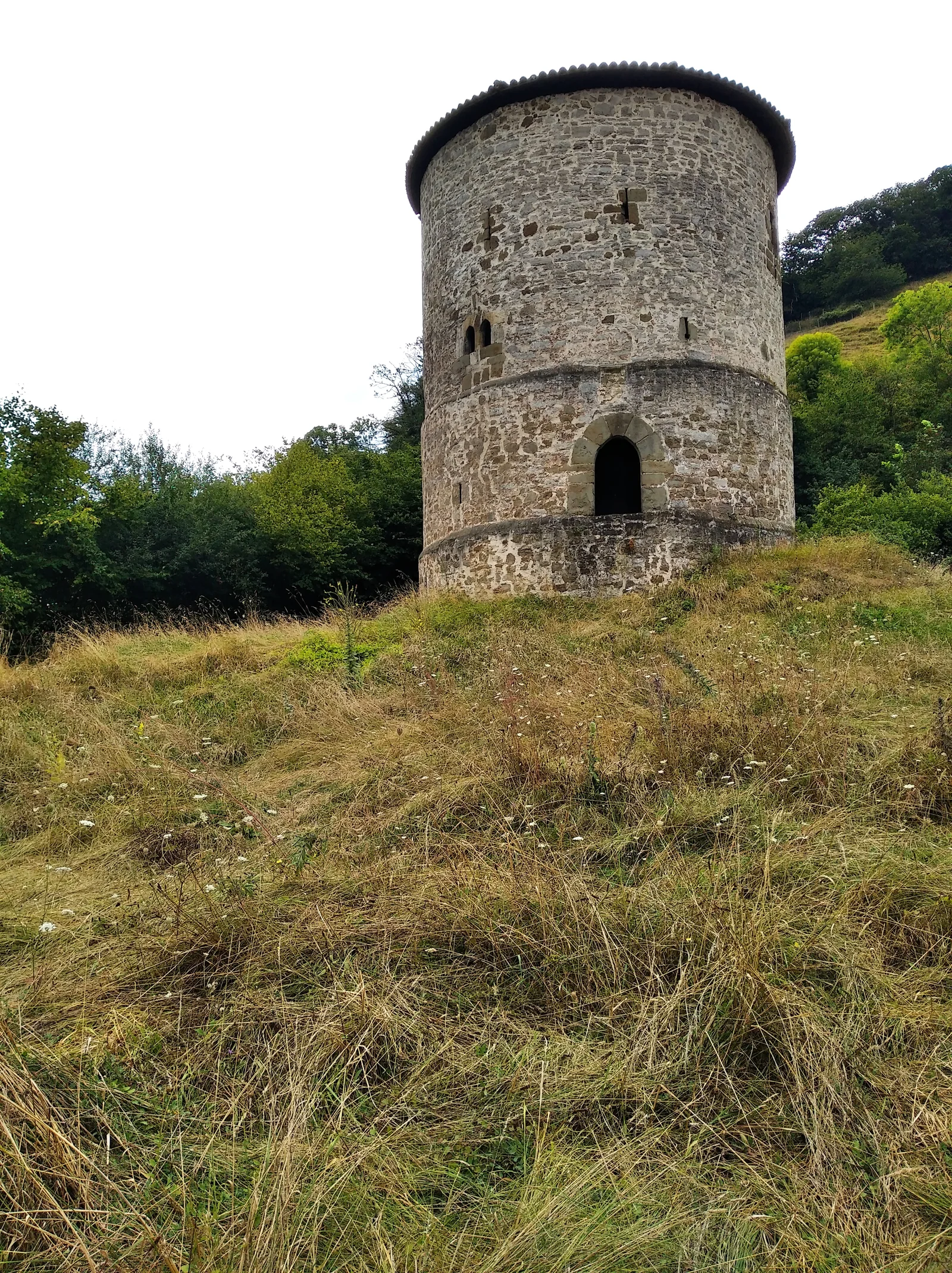 Torre medieval de Proaza, hito defensivo visible desde la vía verde