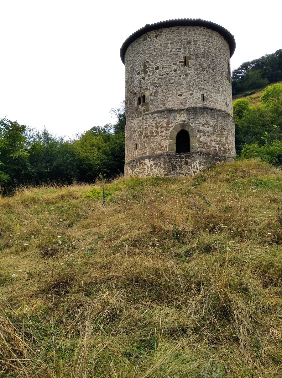 Torre medieval de Proaza junto al valle del Trubia, en el entorno de la Senda del Oso