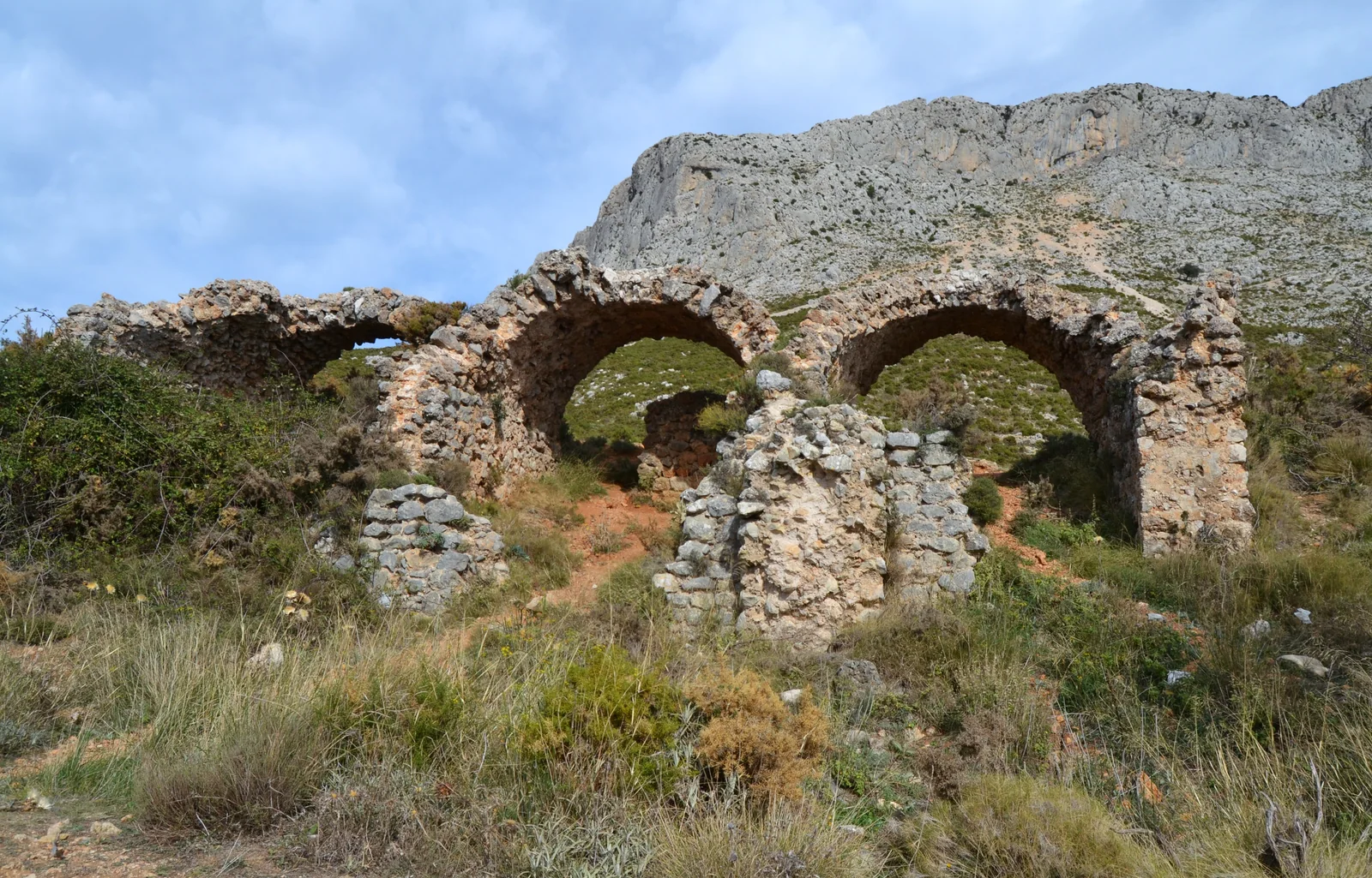 Arcos de piedra del Fort de Bèrnia, fuerte renacentista del siglo XVI en la sierra de Bernia
