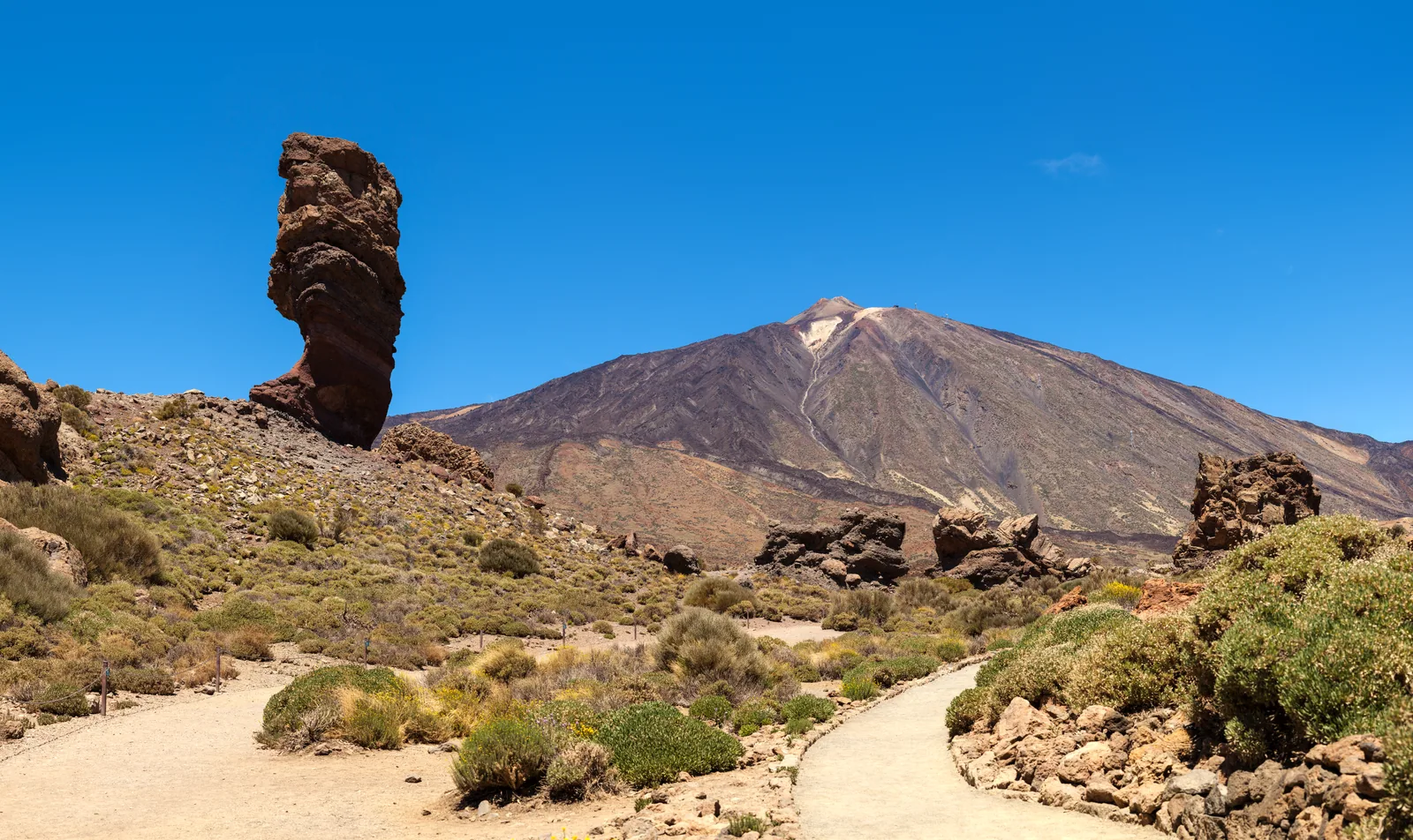 Roque Cinchado con el Teide al fondo