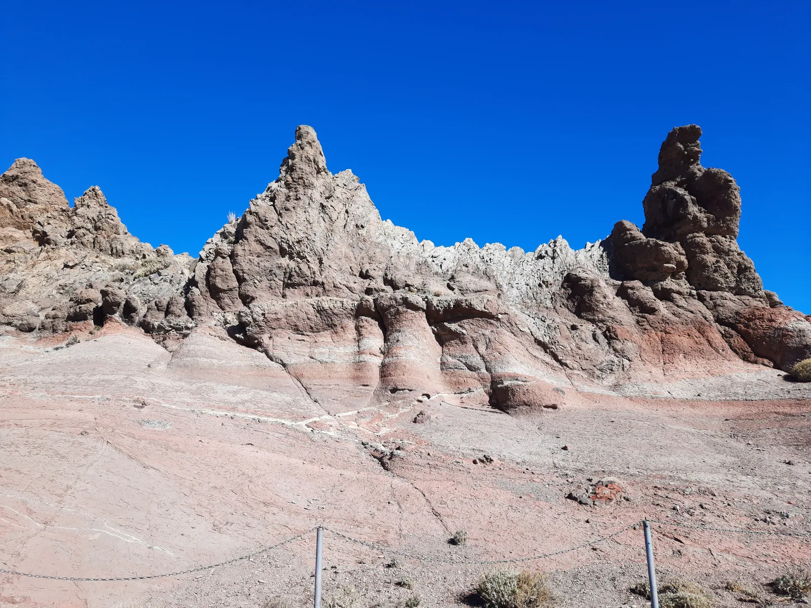 Roca volcánica en capas de colores en los Roques de García