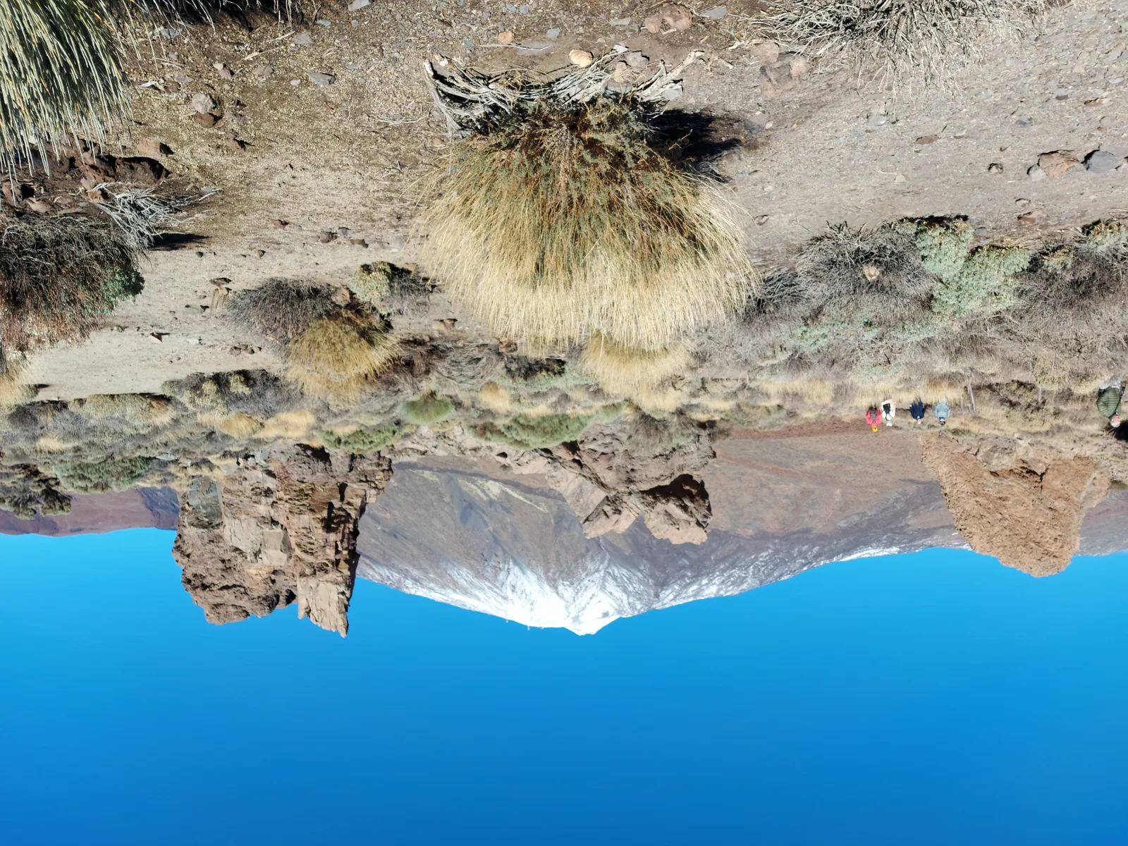 El Teide nevado tras las formaciones de los Roques de García