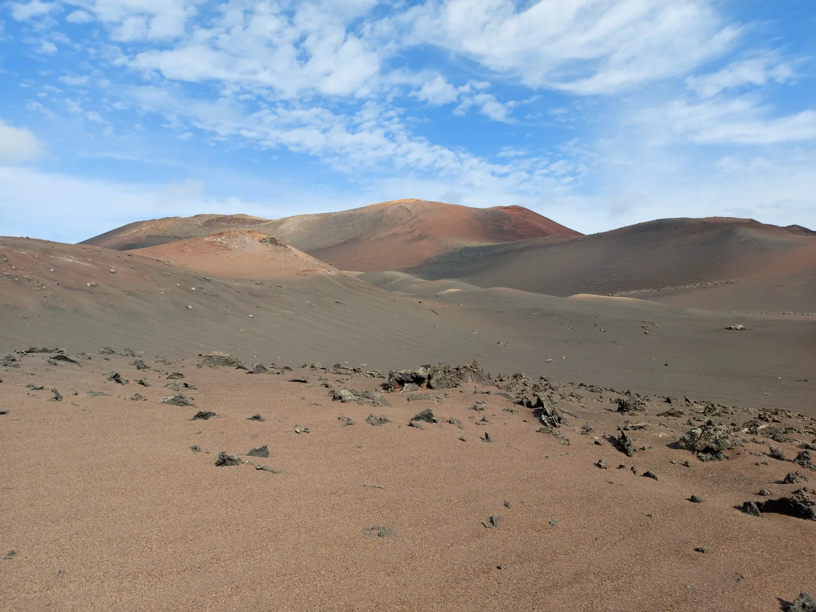 Arenas volcánicas y conos al fondo en el Parque Nacional de Timanfaya