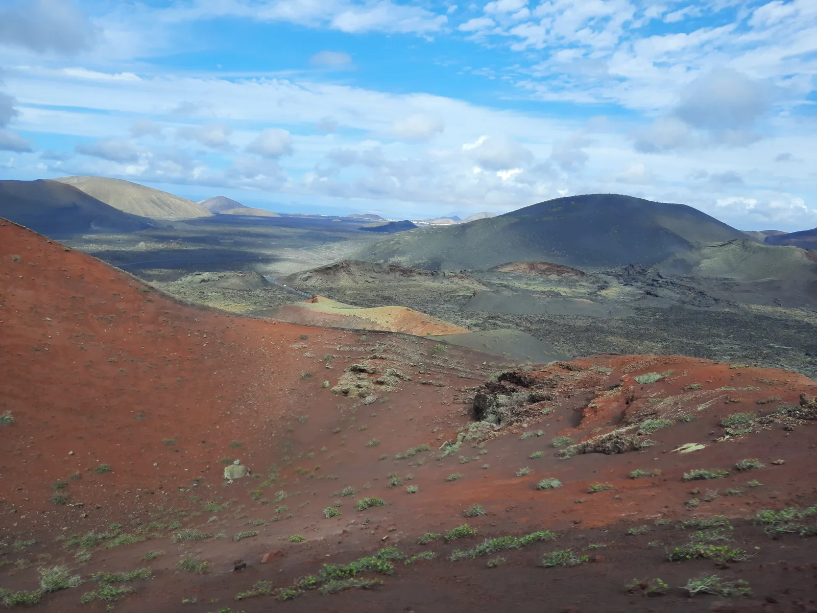 Conos volcánicos de colores ocres, rojos y negros en Timanfaya