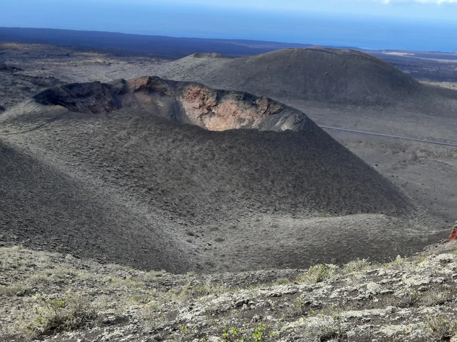 Cráter volcánico junto al sendero de Tremesana, en el Parque Nacional de Timanfaya