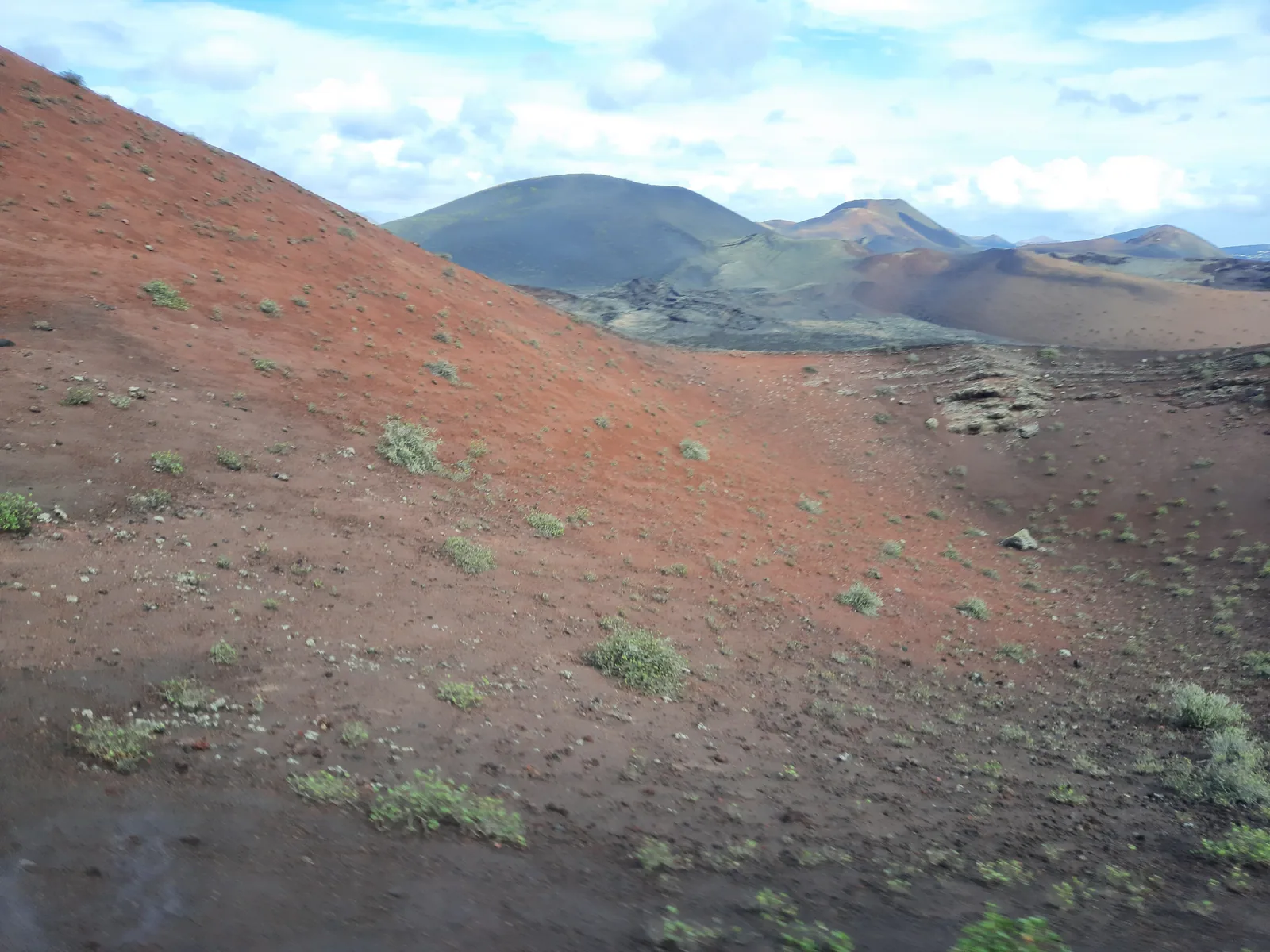 Ladera de lapilli rojizo y conos volcánicos en Timanfaya