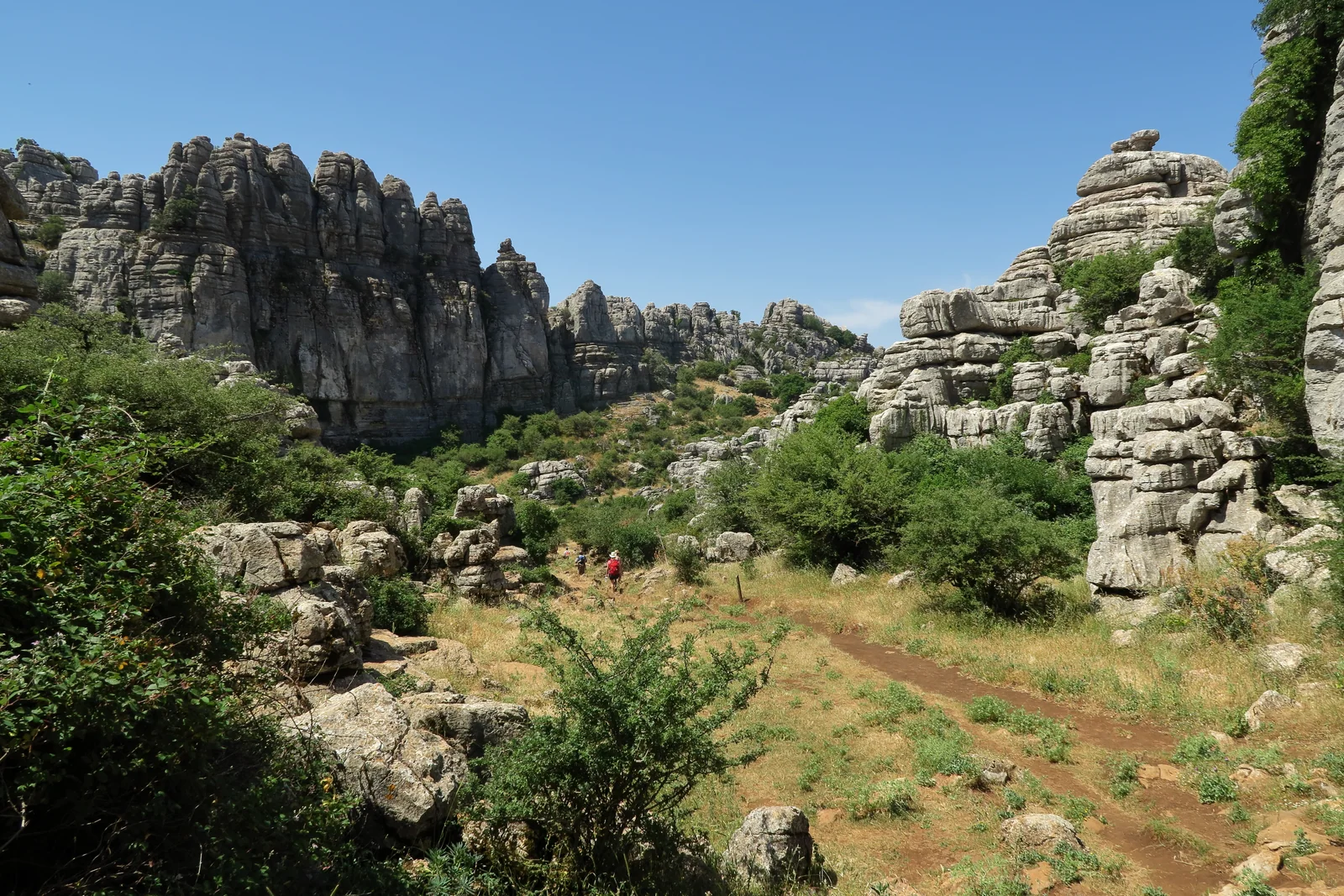 Sendero balizado entre las paredes y callejones de roca del laberinto kárstico del Torcal