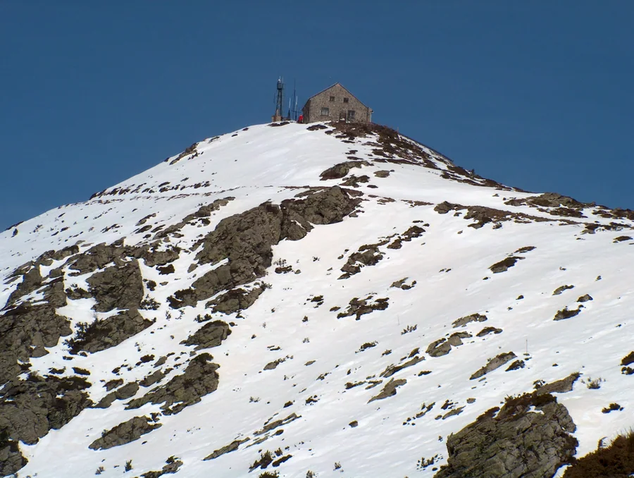 Observatorio meteorológico de la cima del Turó de l'Home, hito del itinerario