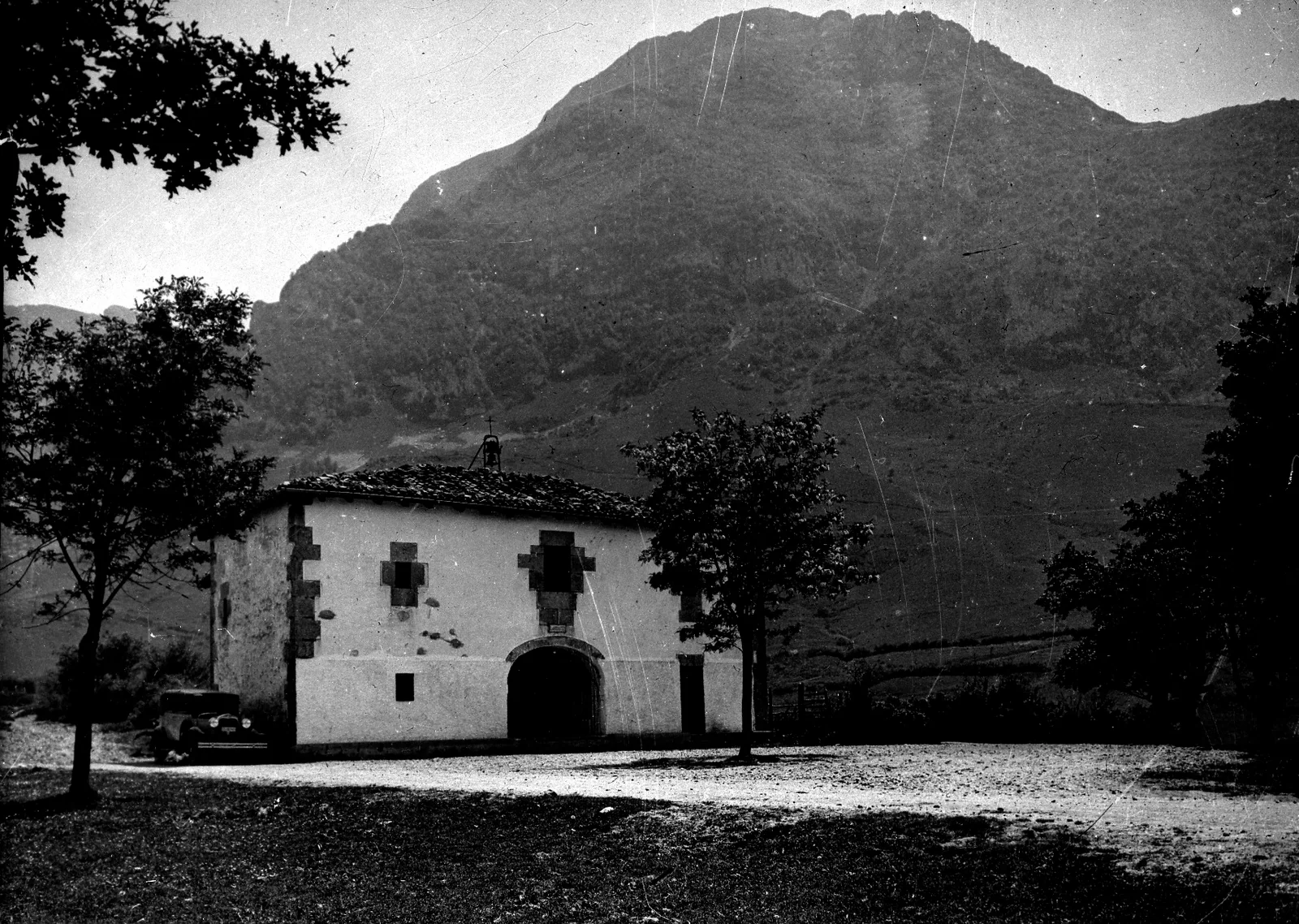 La ermita de Larraitz a los pies del Txindoki, punto de partida de la ruta