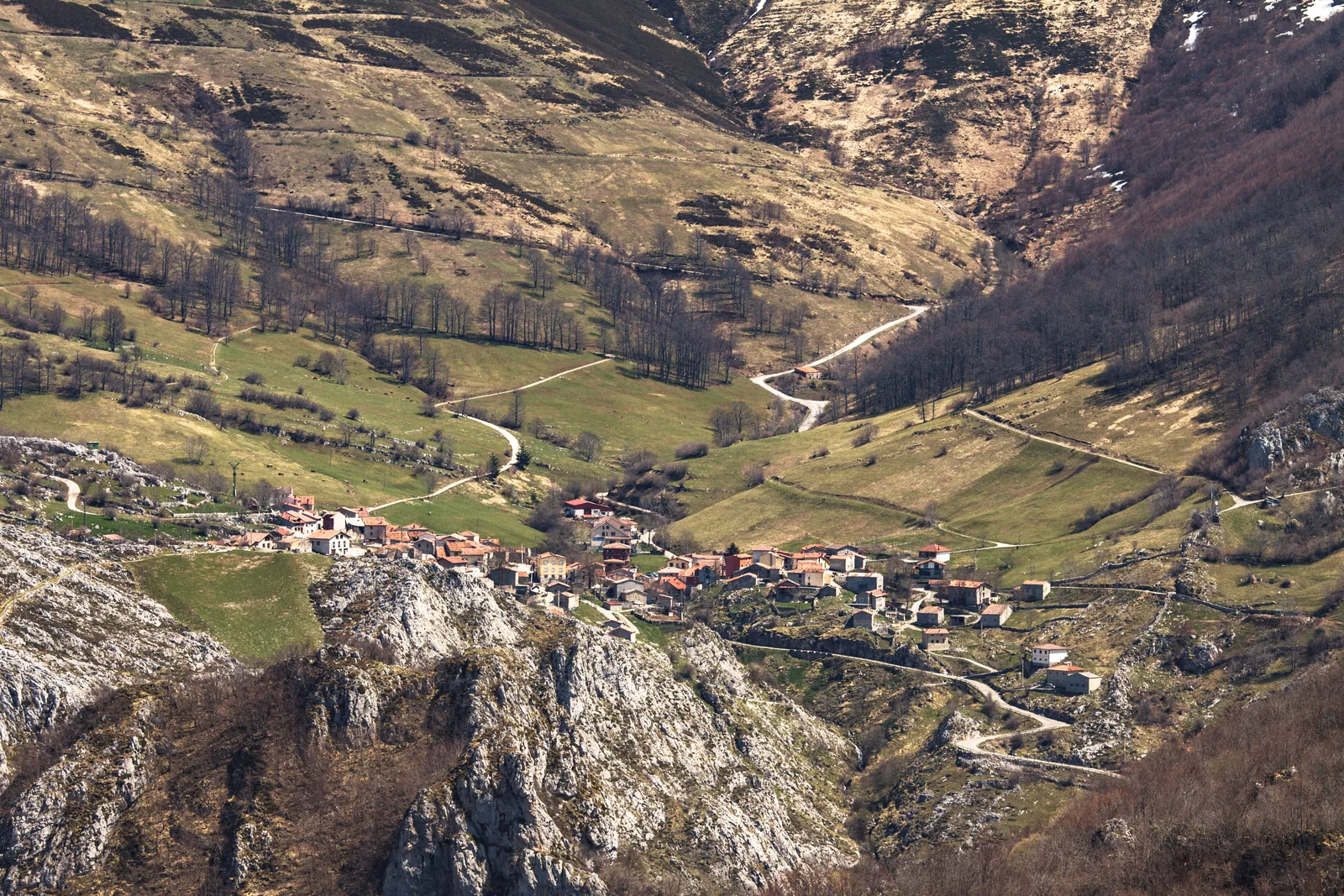 Sotres y su valle, en los Picos de Europa