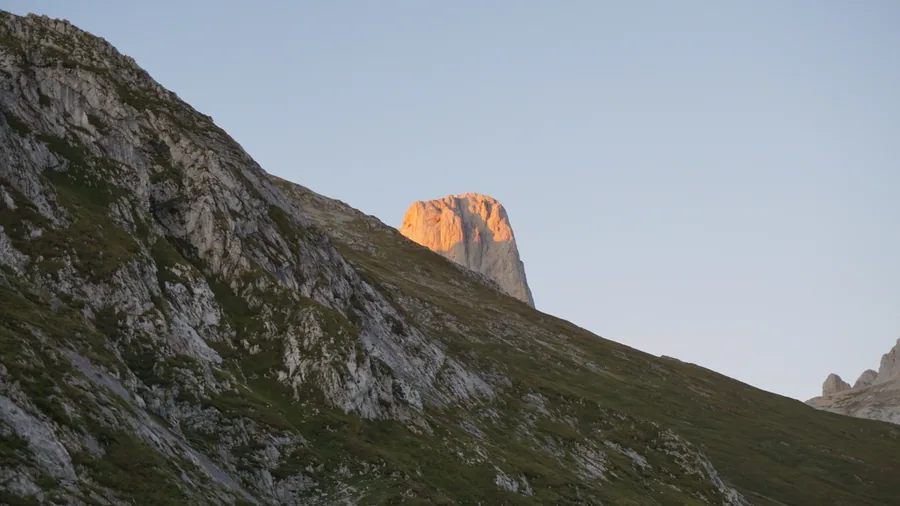 Pico Urriellu (Naranjo de Bulnes) iluminado al amanecer desde Collado Pandébano