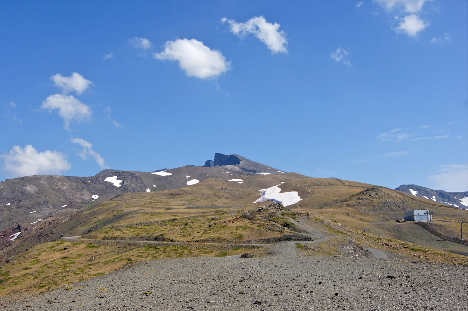 Laderas de Sierra Nevada con el Veleta al fondo