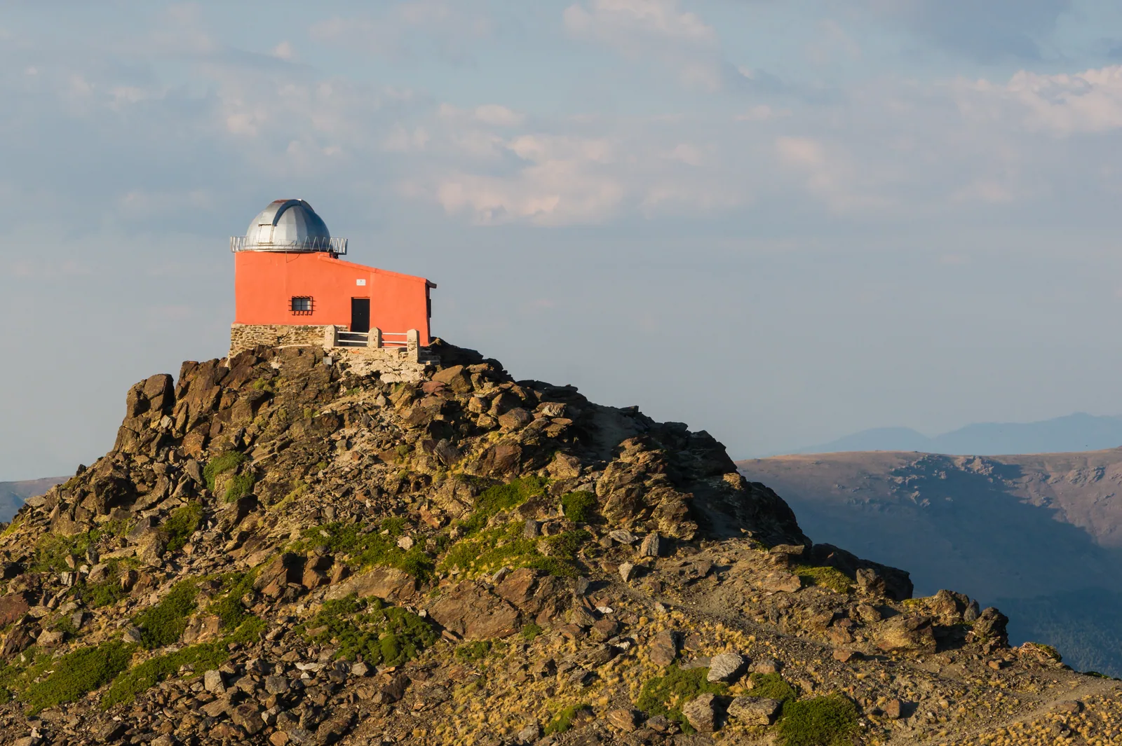 Antiguo observatorio del Mojón del Trigo, en la subida al Veleta