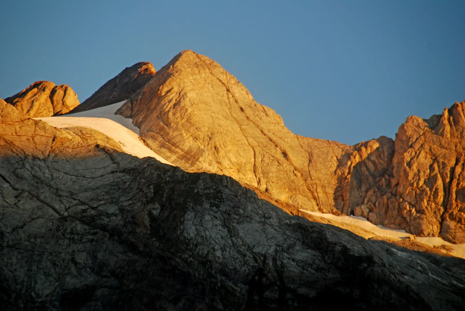 El Grand Vignemale iluminado al amanecer